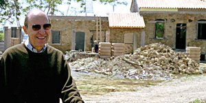 Ο Κώστας Σημίτης στο πατρικό του σπίτι στο Κορακοχώρι Ηλείας- φωτογραφία eurokinissi