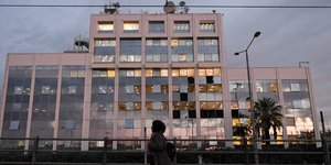 Η εικόνα καταστροφής στον ΣΚΑΪ με το πρώτο φως της ημέρας / Φωτογραφία: Frangiskos Samsas / SOOC