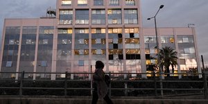 Φωτογραφία SOOC -Η πρόσοψή του κτιρίου του ΣΚΑΪ μετά τη βομβιστική επίθεση