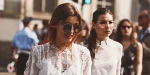 Street style stars ποζάρουν στο φακό/ Φωτογραφία: Shutterstock