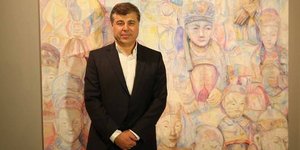 O Jamal Joratlι με ένα από τα έργα του