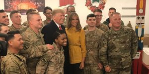Τραμπ και Μελάνια επισκέφθηκαν τους στρατιώτες των ΗΠΑ στο Ιράκ -Φωτογραφία: twitter