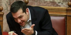 Χαλαρές στιγμές του Αλ. Τσίπρα στη Βουλή -Φωτογραφία: EUROKNISSI/ΓΙΩΡΓΟΣ ΚΟΝΤΑΡΙΝΗΣ