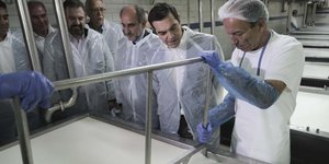 Ο κ. Τσίπρας ενημερώθηκε για τη διαδικασία παραγωγής/ Φωτογραφία: EUROKINISSI/ΓΡΑΦΕΙΟ ΤΥΠΟΥ ΠΡΩΘΥΠΟΥΡΓΟΥ/ANDREA BONETTI