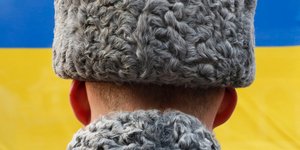 Ανδρας με γούνινο καπέλο/ Φωτογραφία: AP