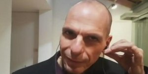 Ο Γιάνης Βαρουφάκης έβγαλε το ακουστικό και έφυγε επειδή δεν του άρεσε η ερώτηση δημοσιογράφου