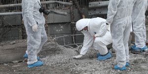 Στελέχη της ΕΛ.ΑΣ συλλέγουν στοιχεία από το σημείο της έκρηξης / Φωτογραφία: InTime News