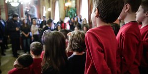 Προσφυγόπουλα στη Βουλή: φωτογραφία: EUROKINISSI/ΣΤΕΛΙΟΣ ΜΙΣΙΝΑΣ