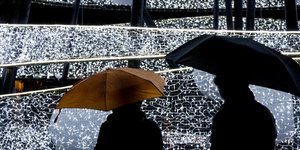 Με ομπρέλες στη... σκιά του χριστουγεννιάτικου δέντρου της Αθήνας /Φωτογραφία: Eurokinissi