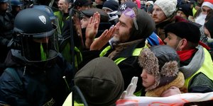 Διαδηλωτές στο Παρίσι/Φωτογραφία: AP