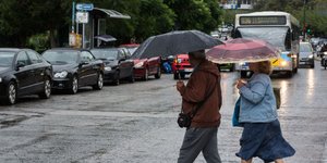 Ζευγάρι διασχίζει την Πανόρμου/Φωτογραφία: Eurokinissi