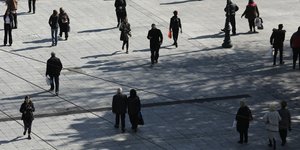 Κόσμος σε πλατεία στην Αθήνα 