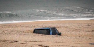 Αυτοκίνητο σκεπασμένο με άμμο σε παραλία στην Πρέβεζα (Φωτογραφία: EUROKINISSI/ΓΙΩΡΓΟΣ ΕΥΣΤΑΘΙΟΥ)