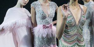 Μοντέλα ποζάρουν στο φακό/Φωτογραφία CELIA KRITHARIOTI SS 2019