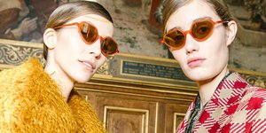 Μοντέλα ποζάρουν στο φακό/Φωτογραφία Instagram @lindafarrow