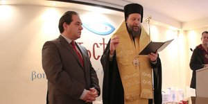 Ο γενικός δ/ντής της «ΑΠΟΣΤΟΛΗΣ» Κωστής Δήμτσας (αριστερά) και ο Μητροπολίτης Νέας Ιωνίας & Φιλαδελφείας Γαβριήλ