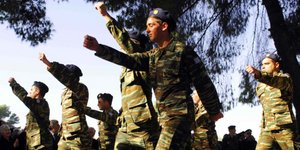 Νεοσύλλεκτοι κάνουν παρέλαση / Φωτογραφία: EUROKINISSI // ΒΑΓΓΕΛΗΣ ΜΠΟΥΓΙΩΤΗΣ