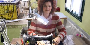 Η Βασιλική Ασημακοπούλου φτιάχνοντας παραδοσιακές στολές. Φωτογραφία: ΑΠΕ-ΜΠΕ