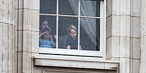 Τζορτζ και Σάρλοτ στο παράθυρο του παλατιού του Κένσινγκτον. Φωτογραφία: Splash News