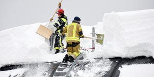 Πυροσβέστες καθαρίζουν την οροφή τελεφερίκ στο Schoenau am Koenigsee της νότιας Γερμανίας (Φωτογραφία: Tobias Hase/dpa via AP)