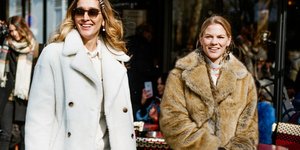 Γυναίκες ποζάρουν στο φακό/Φωτογραφία Shutterstock