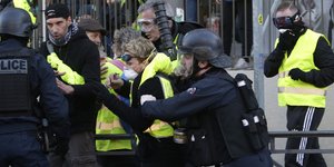 Τα παιδιά μιμούνται τις κινητοποιήσεις των κίτρινων γιλέκων/ Φωτογραφία: AP- Claude Paris