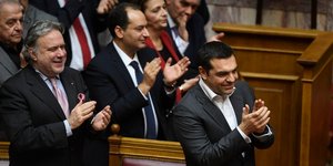 Τα δυτικά ΜΜΕ επιχαίρουν για την κύρωση της συμφωνίας των Πρεσπών από την ελληνική Βουλή (Φωτογραφία: ΑΡ/Michael Varaklas)
