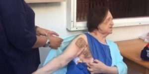 Η 86χρονη δείχνει τα σημάδια από το σίδερο που της προκάλεσαν οι αδίστακτοι ληστές