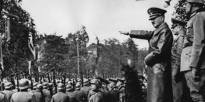 O Αδόλφος Χίτλερ επιθεωρεί παρέλαση ναζιστικών στρατευμάτων στη Βαρσοβία τον Οκτώβριο του 1939 (Φωτογραφία: ΑΡ)