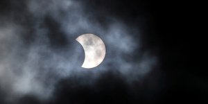 Χαρακτηριστική εικόνα μερικής έκλειψης Ηλίου / Φωτογραφία: AP Images