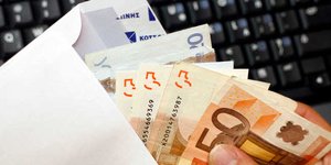 Ζήτησε από εργαζόμενη να του επιστρέψει το δώρο Χριστουγέννων (Φάκελος με χρήματα-φωτο αρχείο: eurokinissi)