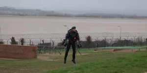 Ο 39χρονος Ρίτσαρντ Μπράουνινγκ επιδεικνύει τις ικανότητες της στολής του (Φωτογραφία: YouTube/Gravity Industries)