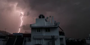 Κεραυνός πάνω από κατοικίες / Φωτογραφία: InTime News