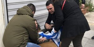 Ο Βασίλης Κικίλιας βοηθάει μία διαδηλώτρια 