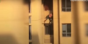 Ζευγάρι πηδά από μπαλκόνι πολυκατοικίας