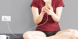 Τα κοντά καλώδια των φορτιστών δυσκολεύουν τους χρήστες των κινητών / Φωτογραφία: shutterstock