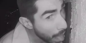 Πήγε σε εξώπορτα και άρχισε να γλείφει το κουδούνι