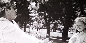 Ο Νίκος Κούρκουλος και η Εριέττα. Φωτογραφία από το λεύκωμα:«Ενας αυθεντικός πολίτης παντός καιρού»