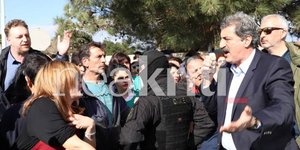 Εργαζόμενοι του ΠΑΓΝΗ διαμαρτύρονται στον Παύλο Πολάκη (Φωτογραφία: neakriti.gr)