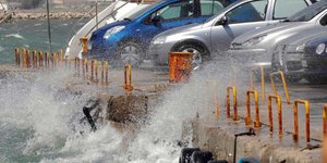 Κύματα χτυπούν την προβλήματα