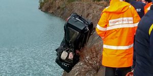 Η στιγμή της ανάσυρσης του οχήματος / Φωτογραφία: InTime News/ΔΕΛΗΜΑΡΗΣ ΒΑΣΙΛΗΣ