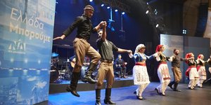 Με χορούς και μαντινάδες υποδέχθηκαν τον Μητσοτάκη στην Κρήτη 