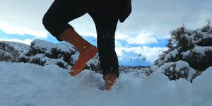 Στον παγωμένο Ψηλορείτη με γυμνά πέλματα / Φωτογραφία: YouTube