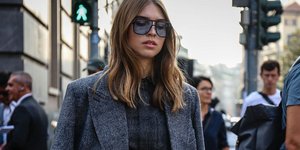 Γυναίκα ποζάρει στον φακό/Φωτογραφία Shutterstock