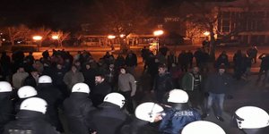 Συμπλοκές διαδηλωτών με ΜΑΤ έξω από εκδήλωση του ΣΥΡΙΖΑ με ομιλητή τον Σκουρλέτη (Φωτογραφία: thenewspaper)