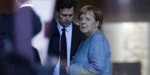 Η Ανγκελα Μέρκελ με τον Στέφεν Ζάιμπερτ/ Φωτογραφία: AP- Markus Schreiber