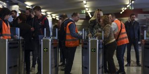 Οι πύλες στο Μετρό μένουν ανοιχτές για 8 δευτερόλεπτα / Φωτογραφία: Ελένη Ρόκου