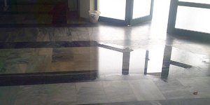 Μια από τις... λίμνες που σχηματίζονται στο σχολείο / Φωτογραφία: ErmisNews