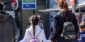 Μία τετραμελής οικογένεια κάνει βόλτα / Φωτογραφία: Eurokinissi