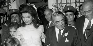 Ο Αριστοτέλης Ωνάσης με την Τζάκι Κένεντι/Φωτογραφία: AP